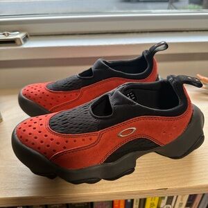 Oakley Factory Team Suede Flesh
Sandal - Lava/Black